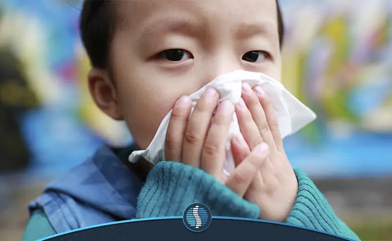 کودکی مبتلا به سرماخوردگی که نیاز به بهترین آنتی بیوتیک برای سرماخوردگی کودکان دارد|ژین طب