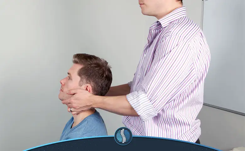 بررسی گردن توسط پزشک قبل از عمل دیسک گردن|ژین طب