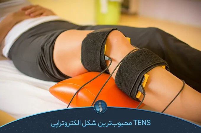 فردی در حال استفاده از TENS برای درمان درد زانو یا کمر| ژین طب