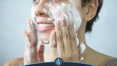 فردی در حال پاکسازی صورت در خانه برای پوست چرب| ژین طب