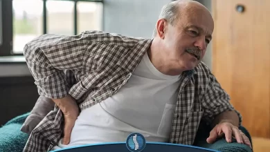 تصویر یک مرد سالمند با درد پهلو | ژین‌طب