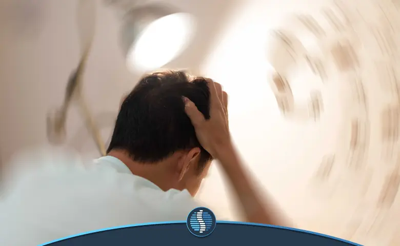 علت سرگیجه هنگام بلند شدن و تصویر مردی دچار سرگیجه | ژین‌طب