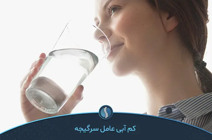 تصویر زنی که آب می نوشد و علت سرگیجه هنگام بلند شدن را یافته است | ژین‌طب