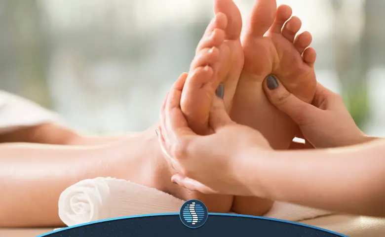 ماساژ کف پا برای درمان سیاتیک| ژین طب